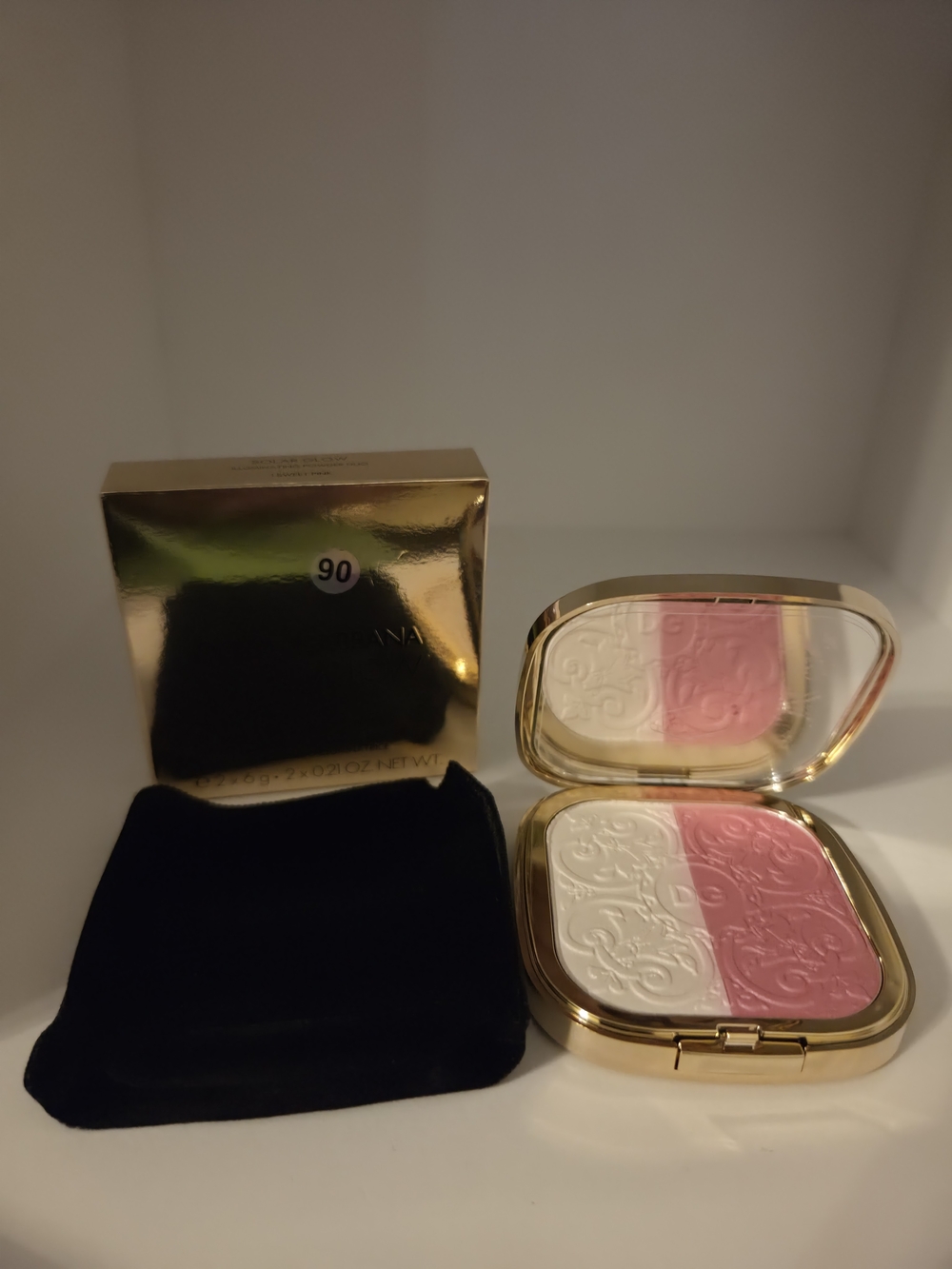 Dolce & Gabbana SOLAR GLOW
ILLUMINATINGPOWDERR DUO
1SWEET PINK